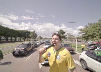 Carreata em apoio a Jair Bolsonaro reúne centenas neste 1 de maio na Capital