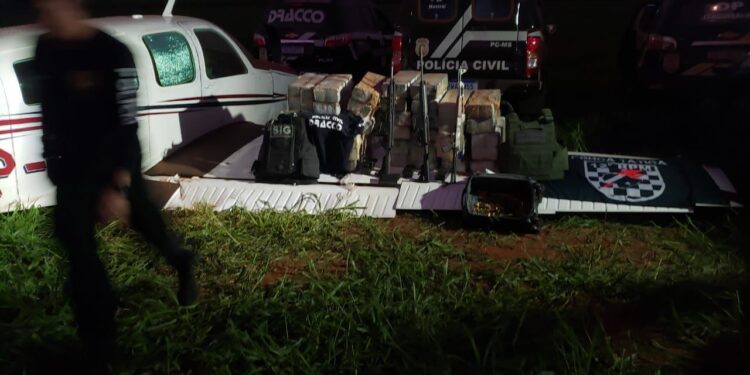 Delegada Medina e equipe do Dracco fica até de noite para contabilizar droga e armas encontradas em avião