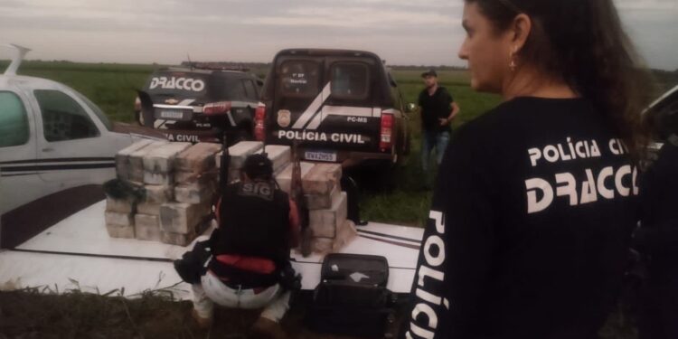 Delegada Medina e equipe do Dracco fica até de noite para contabilizar droga e armas encontradas em avião