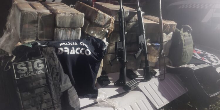 Delegada Medina e equipe do Dracco fica até de noite para contabilizar droga e armas encontradas em avião