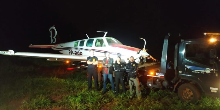 Delegada Medina e equipe do Dracco fica até de noite para contabilizar droga e armas encontradas em avião