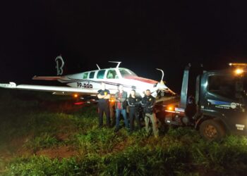 Delegada Medina e equipe do Dracco fica até de noite para contabilizar droga e armas encontradas em avião