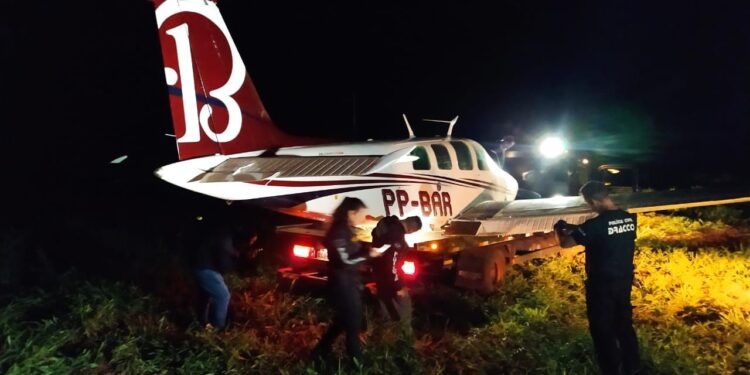 Delegada Medina e equipe do Dracco fica até de noite para contabilizar droga e armas encontradas em avião