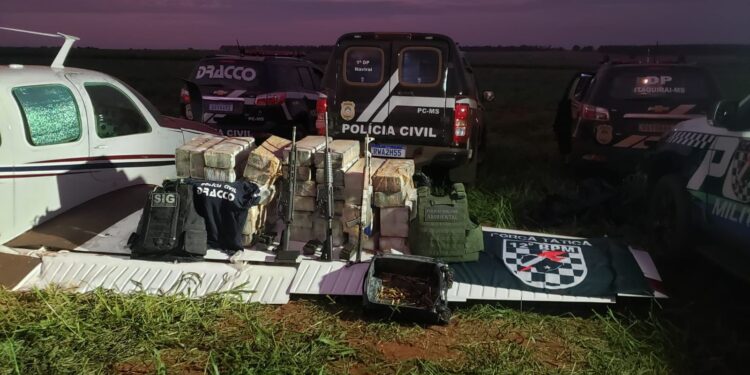 Delegada Medina e equipe do Dracco fica até de noite para contabilizar droga e armas encontradas em avião