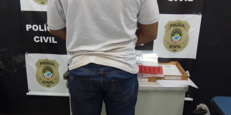 Delegada Medina e equipe do Dracco fica até de noite para contabilizar droga e armas encontradas em avião