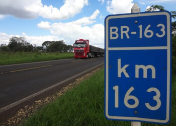 Caminhão atinge motocicleta com dois na BR-163 e um deles morre na Capital