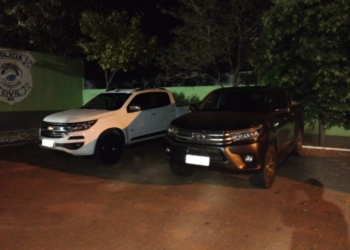 Adolescentes de 16 e 17 anos são pegos pela polícia fazendo racha com S-10 e Hilux