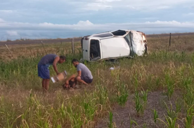 Policial de folga faz manobra de ressuscitação e salva vítima de capotamento na BR-060