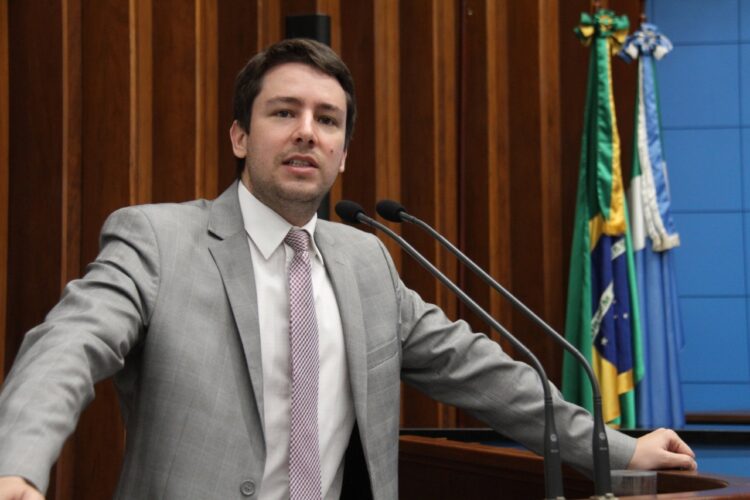 Deputado João Henrique homenageia menor aprendiz na Assembleia Legislativa