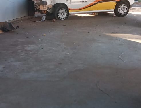 Cruzamento perigoso no Aero Rancho provoca colisão envolvendo 2 carros nesta manhã