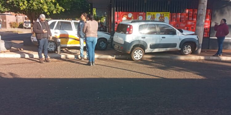 Cruzamento perigoso no Aero Rancho provoca colisão envolvendo 2 carros nesta manhã