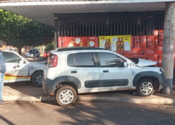 Cruzamento perigoso no Aero Rancho provoca colisão envolvendo 2 carros nesta manhã