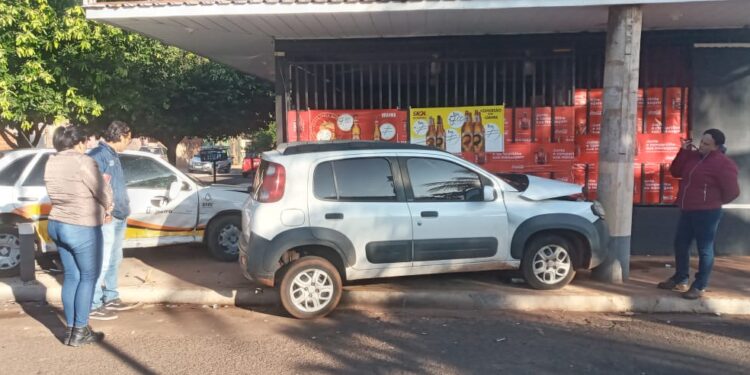Cruzamento perigoso no Aero Rancho provoca colisão envolvendo 2 carros nesta manhã