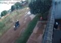 Vídeo mostra dupla de moto que vem fazendo arrastões no Jardim Santa Emília e região