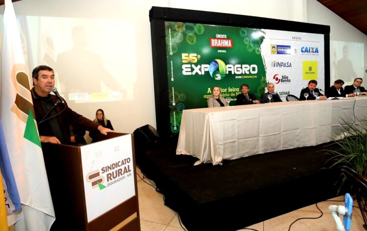 Eduardo Riedel recebe homenagem e título de Cidadão Douradense na Expoagro