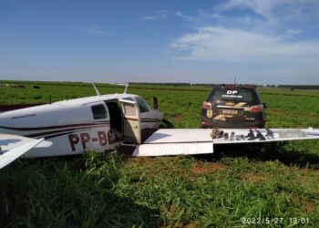 Piloto faz pouso de emergência em propriedade rural de MS com drogas e fuzis no avião