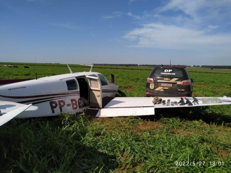 Piloto faz pouso de emergência em propriedade rural de MS com drogas e fuzis no avião