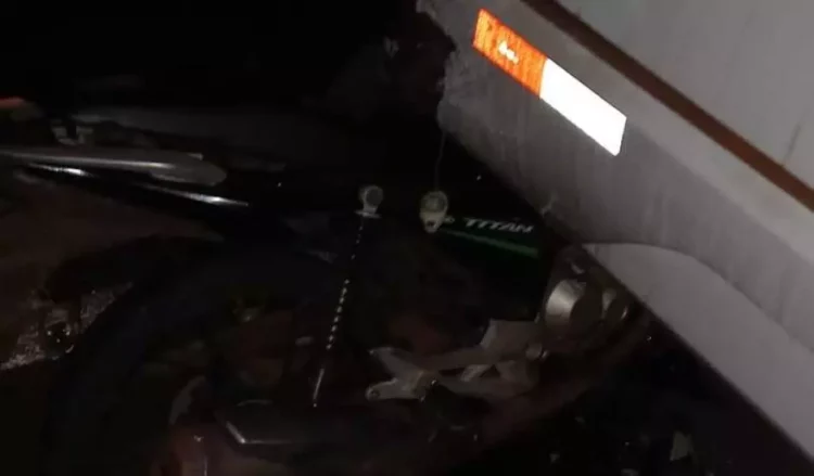 Motociclista morre ao colidir na traseira de ônibus na BR-158 que transportava 26 trabalhadores