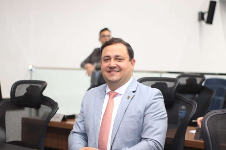 A pedido do deputado Marcio Fernandes, prefeitura arruma iluminação na Via Parque