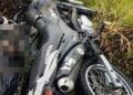 Homem é encontrado morto com furos de faca ao lado de moto e polícia investiga em MS