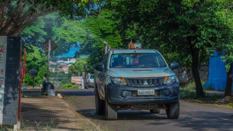 Bairro Universitário recebe o fumacê durante a madrugada desta terça-feira