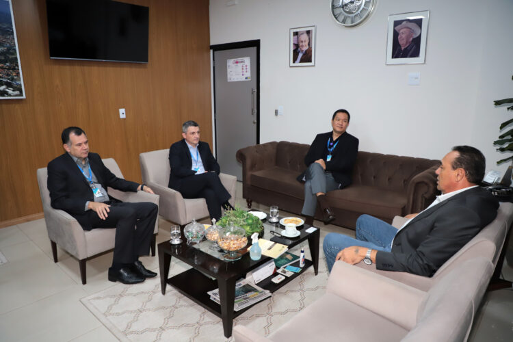 Em visita à Câmara, superintendente da Caixa divulga linha de crédito para população carente