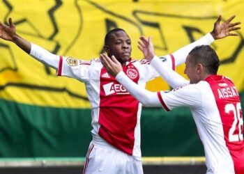 Ex-jogador do Ajax morre após ser espancado pela própria família