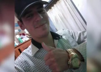 Jovem de 28 anos é encontrado morto com tiro na nunca dentro de VW Gol