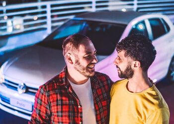 Homofóbicos tentaram afundar campanha, mas procura pelo VW Polo dispara e valor sobe