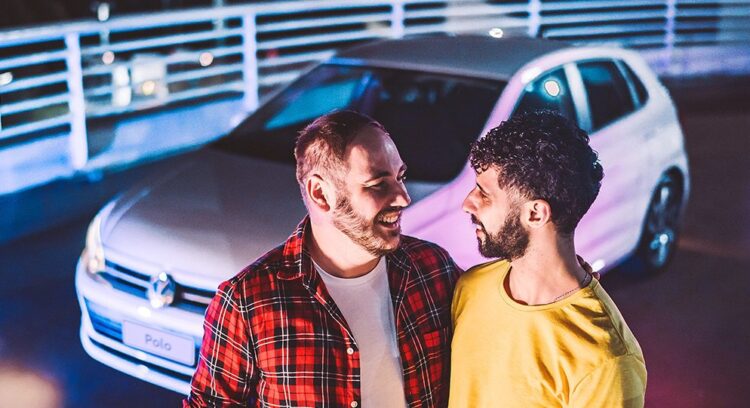 Homofóbicos tentaram afundar campanha, mas procura pelo VW Polo dispara e valor sobe