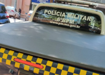 Filha é presa, após bater na mãe com rodo e provocar queda dela em pedra
