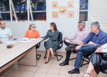 Na Semed, Prefeita discute planejamento e reformas e confirma licitações de 5 escolas
