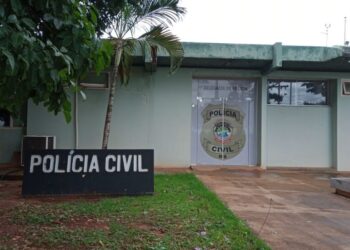 Mulher surta e tenta matar sua vizinha transexual a golpes de machado por homofobia