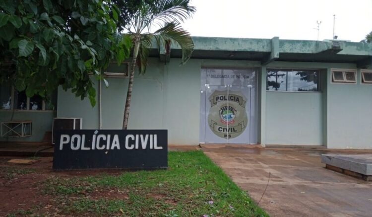Mulher surta e tenta matar sua vizinha transexual a golpes de machado por homofobia
