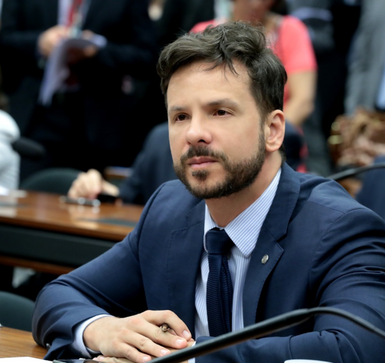 Mendigo que assaltou deputado diz que realizou fetiche sexual e comprou crack pra ele