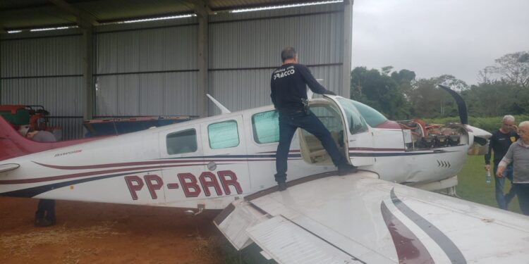 Polícia incinera R$ 25 milhões em drogas encontradas dentro de avião em propriedade rural