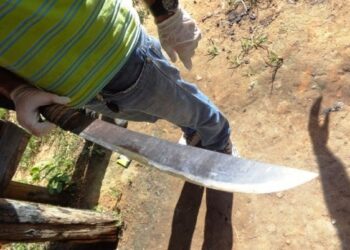 Homem invade escola com facão e diz que vai matar alunos que debocharam dele