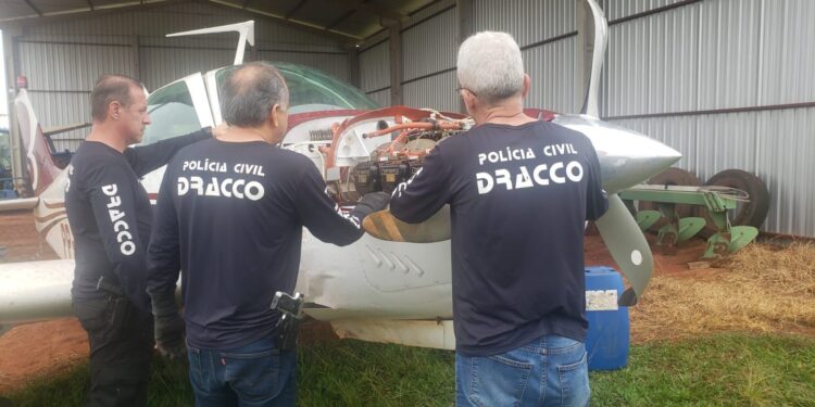 Polícia incinera R$ 25 milhões em drogas encontradas dentro de avião em propriedade rural