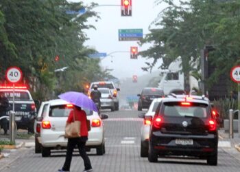 Com avanço de frente fria, sexta-feira será chuvosa com tempestades isoladas