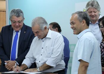 Reinaldo Azambuja assina convênios de R$ 22,9 milhões para obras em seis municípios