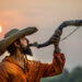 Ator Irandhir Santos sofre queda de cavalo e se afasta das gravações da novela Pantanal