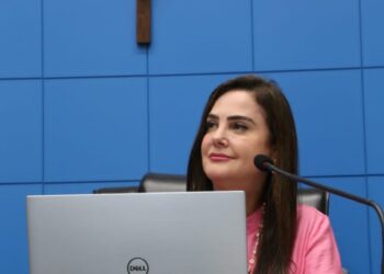 Deputada solicita caminhões de lixo para melhorar saneamento básico de Caracol