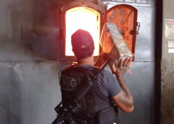 Polícia incinera R$ 25 milhões em drogas encontradas dentro de avião em propriedade rural