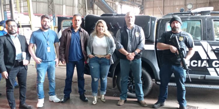 Polícia incinera R$ 25 milhões em drogas encontradas dentro de avião em propriedade rural