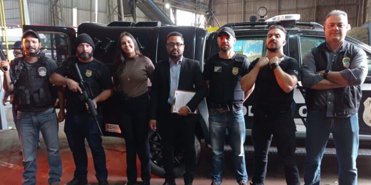 Polícia incinera R$ 25 milhões em drogas encontradas dentro de avião em propriedade rural