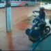 Após mulher cair com moto, marido questiona condutor de ônibus que a fez passar na enxurrada