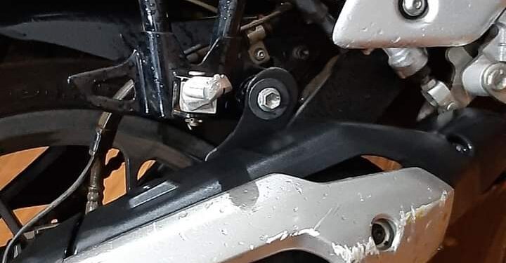 Após mulher cair com moto, marido questiona condutor de ônibus que a fez passar na enxurrada