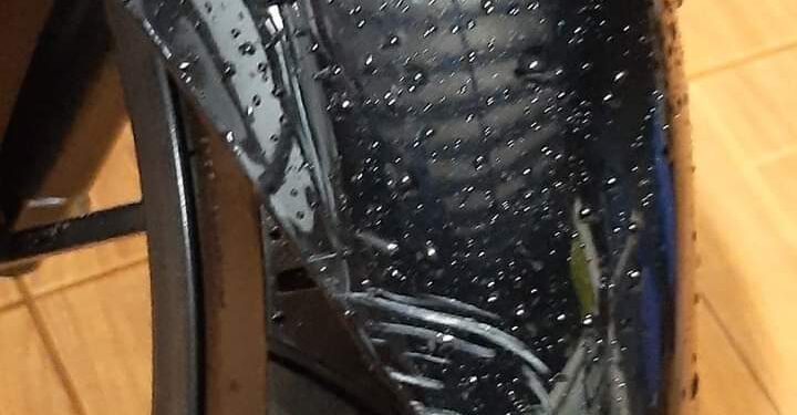 Após mulher cair com moto, marido questiona condutor de ônibus que a fez passar na enxurrada