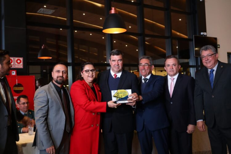 Nos 110 anos de Porto Murtinho, Riedel recebe homenagem pelo trabalho em prol da Rota Bioceânica