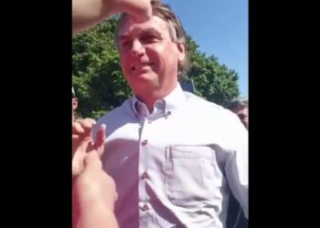 Vídeo: Bolsonaro é aclamado por apoiadores ao chegar na Capital para entrega de residencial